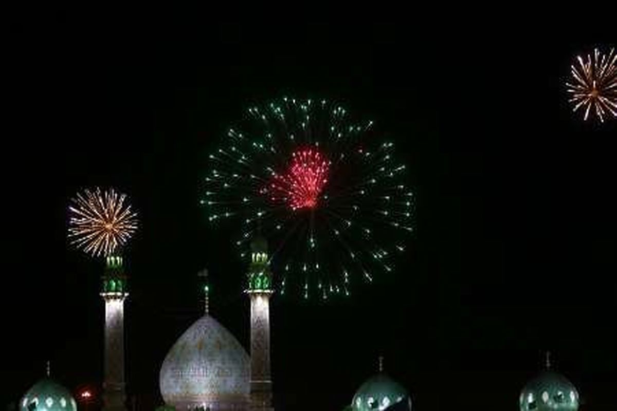 آسمان مسجد جمکران نور افشانی شد