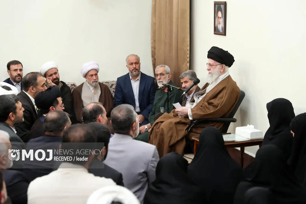 دیدار اعضای ستاد کنگره ملی شهدای استان فارس با رهبر معظم انقلاب