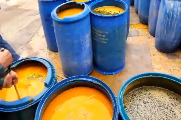 کارگاه زیرزمینی تولید ترشی غیربهداشتی و فاقد مجوز قانونی پلمب شد 