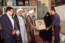 مدیرکل ارشاد استان اصفهان با خانواده شهید حججی دیدار کرد