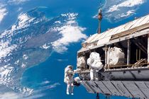 فضانوردان ایستگاه فضایی بین‌المللی به پیاده‌روی می‌روند