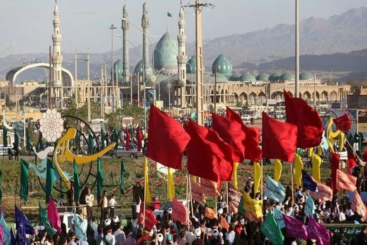 شادپیمایی جمع کثیری از مردم قم روز جمعه در مسیر بلوار پیامبر اعظم‌(س) تا مسجد مقدس جمکران