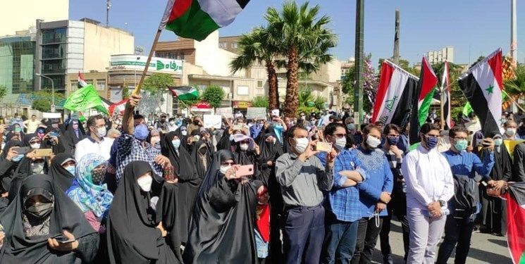 راهپیمایی دانشجویان و نمازگزاران در اعتراض به حملات رژیم صهیونیستی/ پرچم اسرائیل و آمریکا به آتش کشیده شد