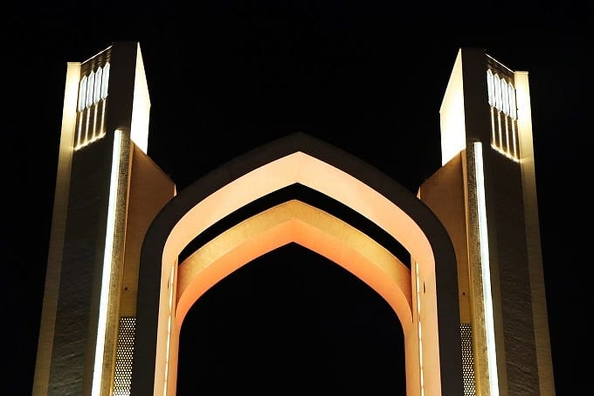 سازه دروازه قرآن یزد به عنوان یکی از ورودی های مهم شهر جهانی یزد نورپردازی شد.