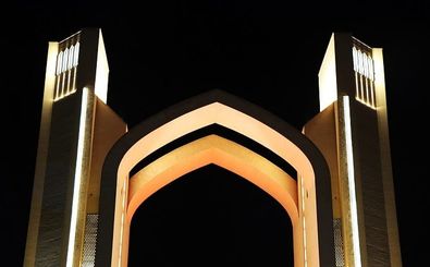 سازه دروازه قرآن یزد به عنوان یکی از ورودی های مهم شهر جهانی یزد نورپردازی شد.