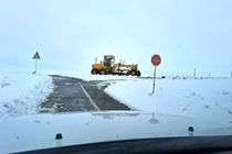 بارش برف و ریزش کوه گردنه گناباد_ سرایان را مسدود کرد