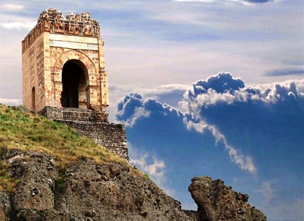 "قلعه ضحاک"مقصد گردشگران نوروزی/جاهای دیدنی که دل هر گردشگری را آب می‌کند +فیلم و عکس