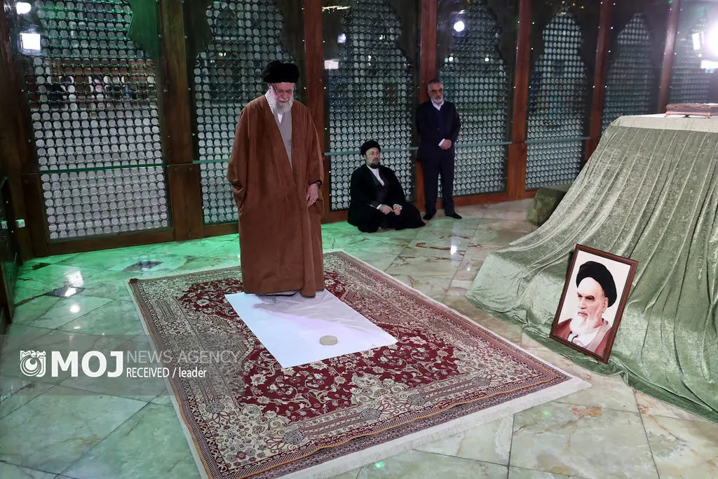 حضور رهبر معظم انقلاب در مرقد مطهر امام راحل و گلزار شهدای بهشت زهرا (س)