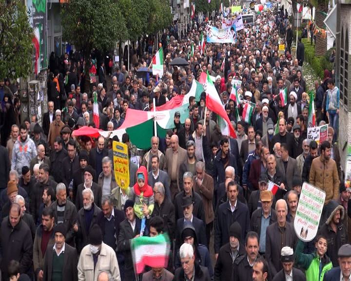 مازندرانی ها در زیر باران چهل سالگی انقلاب را جشن گرفتند