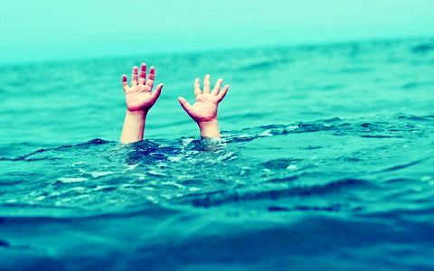 نجات جان یک کودک از غرق شدگی در بندر امام خمینی