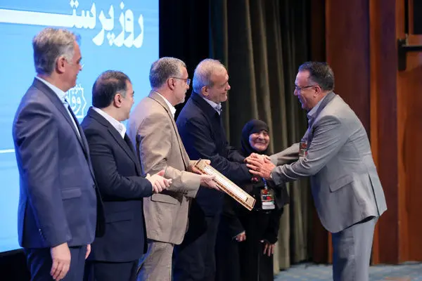 رئیس‌جمهور از هیئت علمی دانشگاه علوم پزشکی آزاد در روز پرستار قدردانی کرد