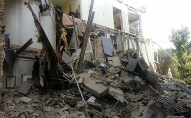 تخریب آپارتمان سه طبقه در خیابان نصرت/ 4 نفر زنده خارج شدند