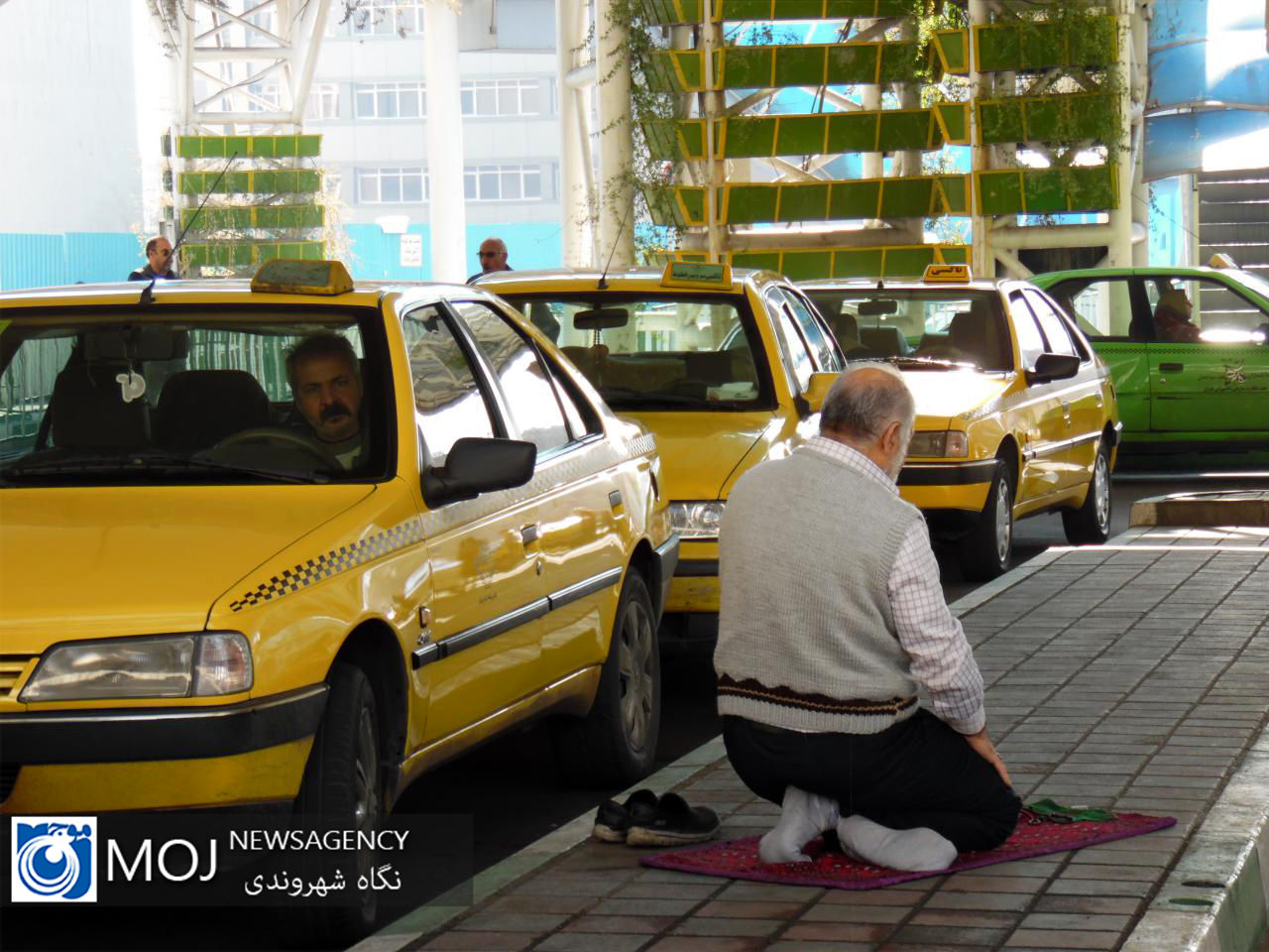 نماز خواندن راننده تاکسی در ایام ماه مبارک رمضان