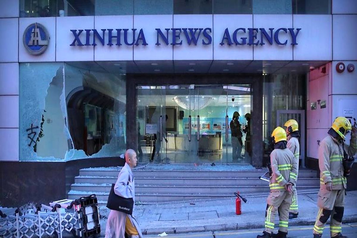 Chinese news agency condemned the attack of Hong Kong protesters to its office