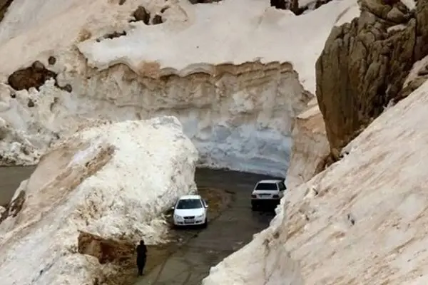 برف و باران به دل برخی از جاده‌ها زد