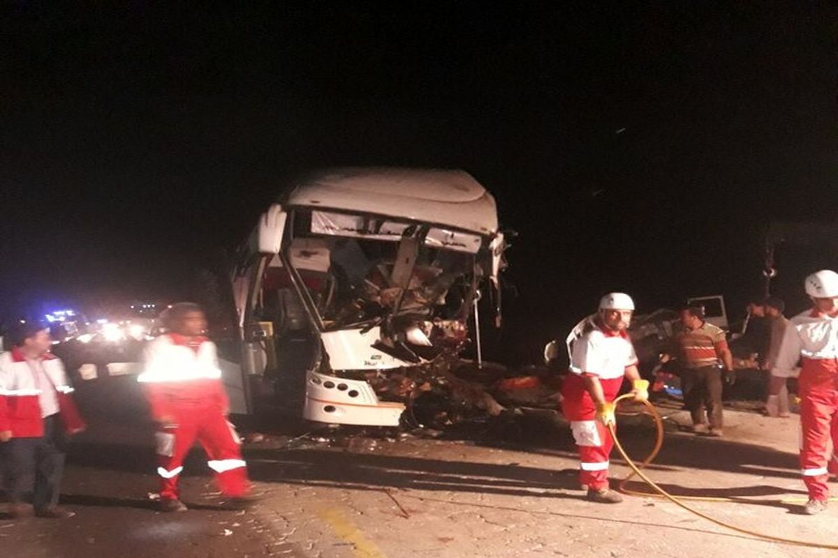 مصدومیت 22 نفر در تصادف تریلر با اتوبوس در جاده کاشان- قم