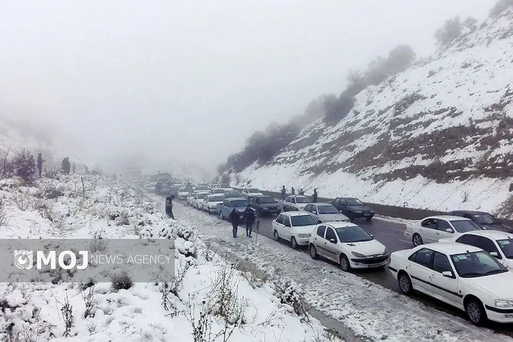 بارش برف سه محور شمالی را مسدود و باعث  ترافیک سنگین در دو آزادراه شد