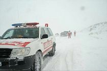 سه خودروی سواری گرفتار در برف و کولاک محور «قره آغاج» نجات یافتند