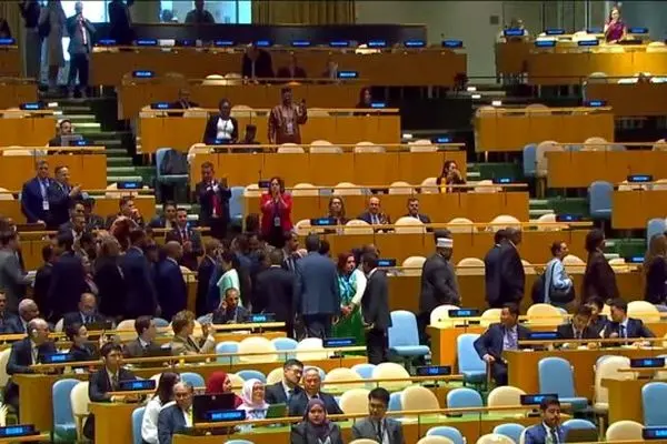 ترک سالن سخنرانی سازمان ملل توسط دیپلمات‌ها همزمان با صحبت نتانیاهو