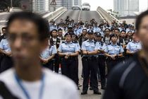 پلیس هنگ کنگ به سمت معترضان، گاز اشک آور شلیک کرد