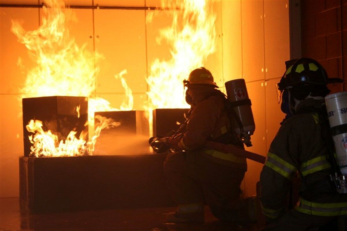 مهار آتش‌سوزی گسترده در مغازه سیلندرهای گاز مایع در کاشان