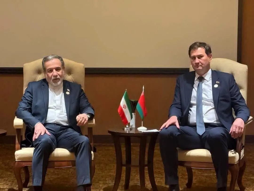 عراقچی در کامپالا با وزیر امور خارجه بلاروس دیدار و گفت‌وگو کرد