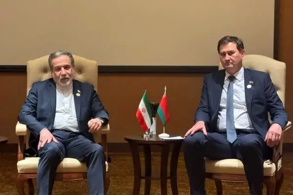 عراقچی در کامپالا با وزیر امور خارجه بلاروس دیدار و گفت‌وگو کرد