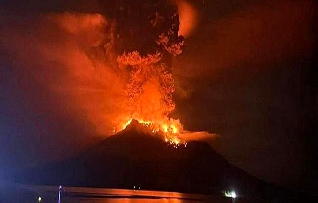 پس از فوران‌های آتشفشانی در اندونزی صدها نفر از منطقه تخلیه شدند