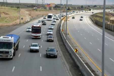 تردد خودروها در محورهای استان تهران روان است/شهروندان بازگشت خود را به روز جمعه موکول نکنند