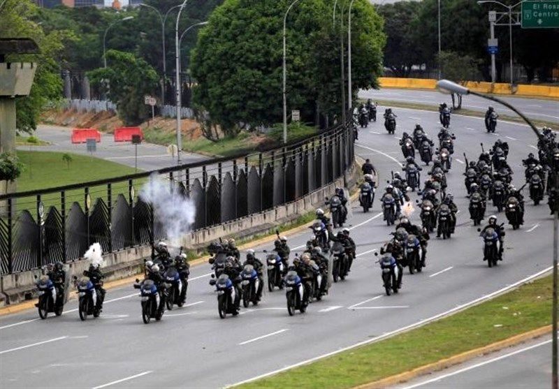 ونزوئلا ۱۴ افسر نظامی را در آغاز اعتراضات بازداشت کرده است