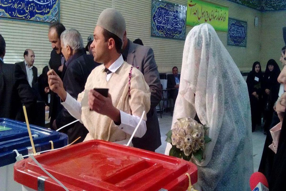 عروس و داماد همدانی پای صندوق رأی حاضر شدند
