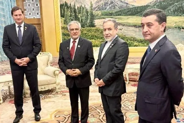 وزرای خارجه ایران و پاکستان پیرامون تحولات منطقه رایزنی کردند
