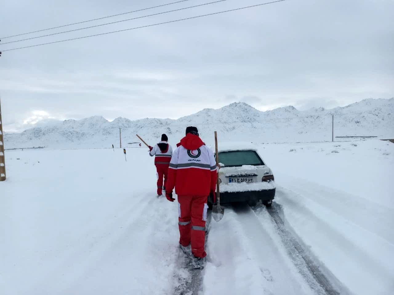 امدادرسانی نیروهای امدادی هلال احمر یزد  به بیش از 350 نفر گرفتار در برف در یک روز