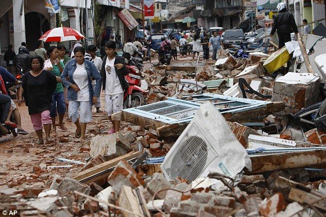 کشته شدگان زلزله اندونزی به هزارو 234 نفر رسید/ خارج کردن جسد 34 دانش آموز از ساختمان کلیسا