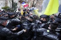 دستگیری معترضان در پاریس/ پلیس دست به باتوم شد