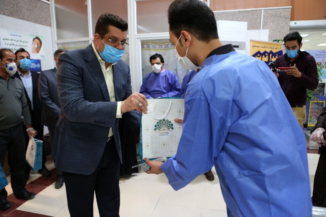 توزیع بیش از 1000 بسته تشویقی در بیمارستان های درگیر کرونا در اصفهان