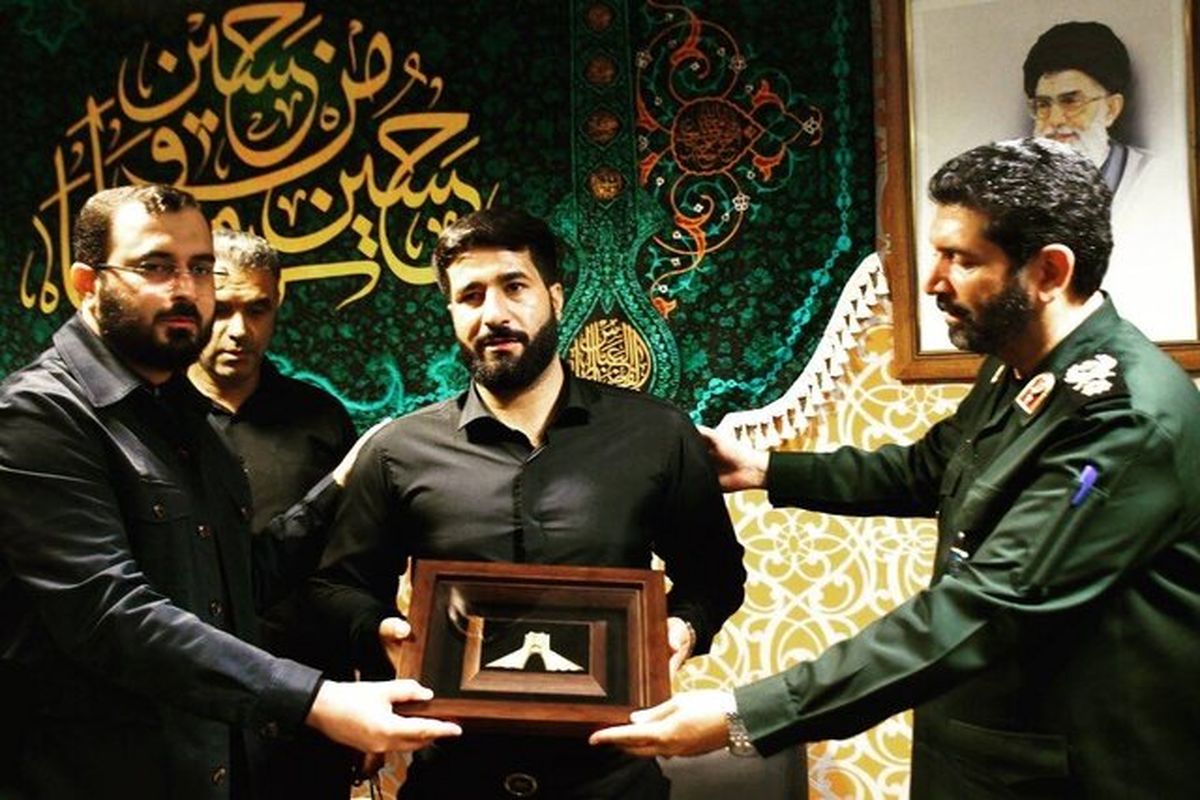 نشان آزادی ملت ایران به قهرمان شاهچراغ اعطاء شد