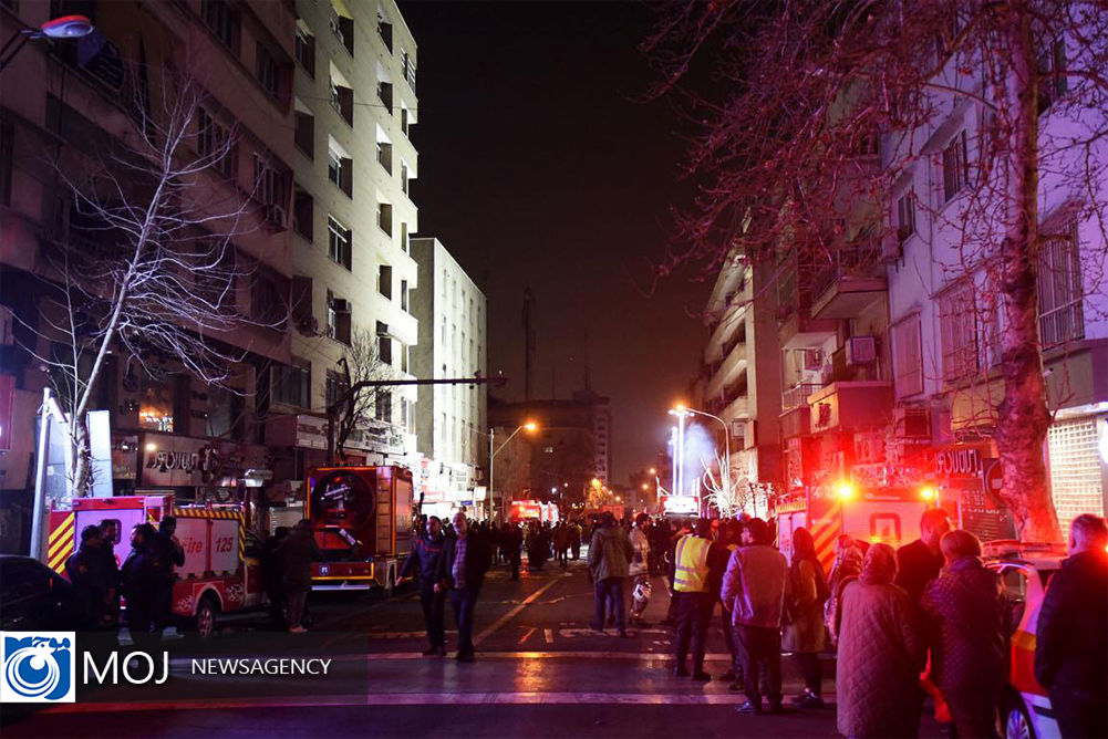 آتش سوزی یک ساختمان هفت طبقه در مرکز پایتخت/ شهادت فرمانده ایستگاه ۱۲۰ در جریان عملیات +فیلم
