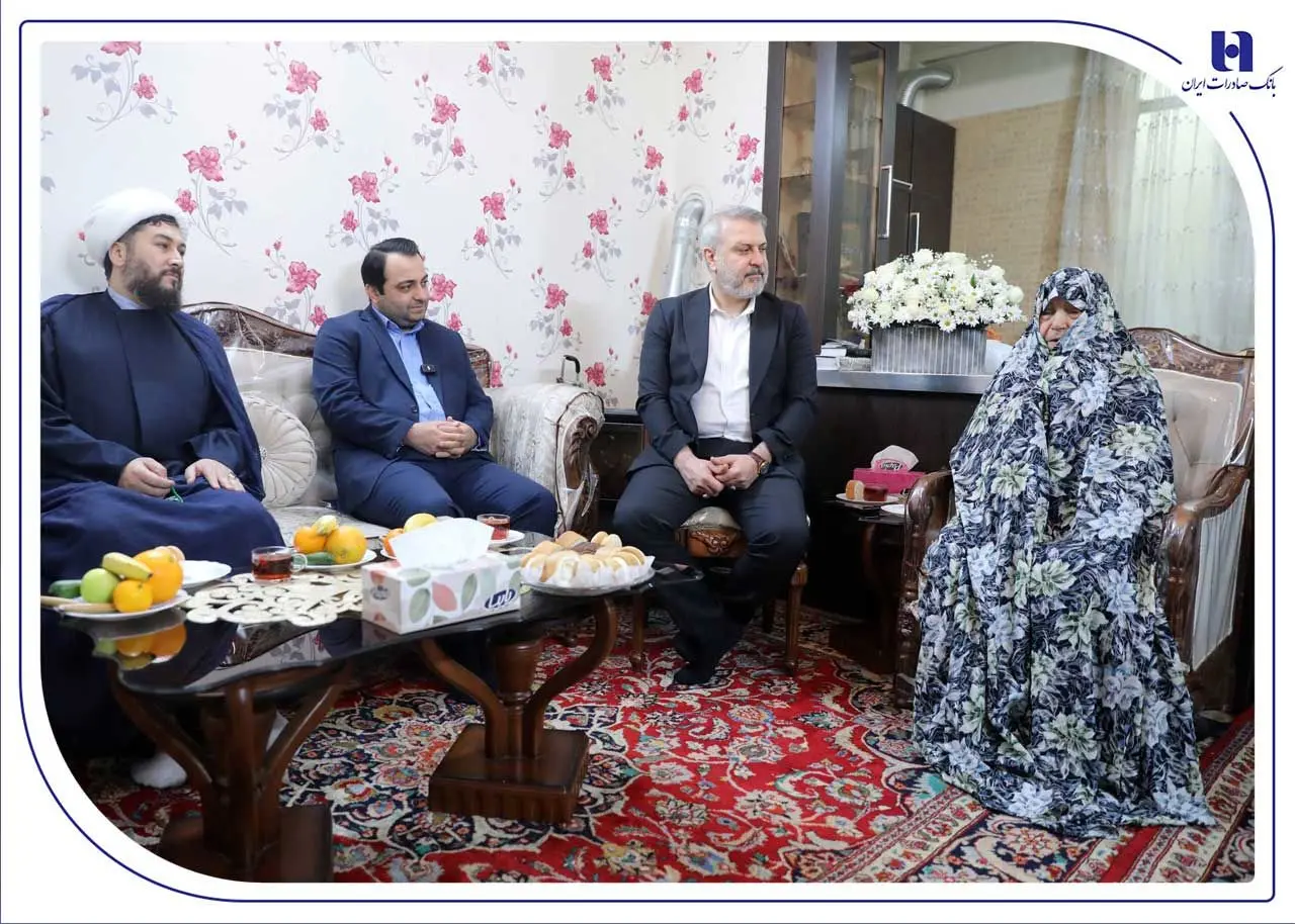 دیدار مدیرعامل بانک صادرات ایران با مادر و خانواده «شهید محمدنبی محمدی»