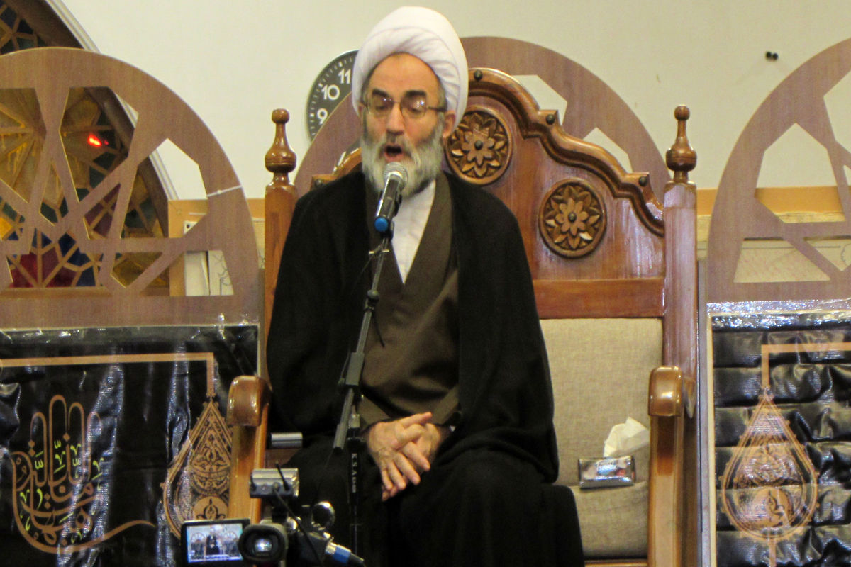 ملت ایران در مقابل قدرت‌های استکباری ایستاده است