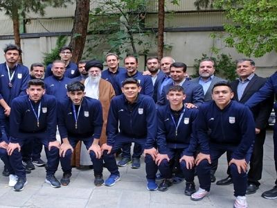 The Leader of Islamic Revolution received student volleyball team