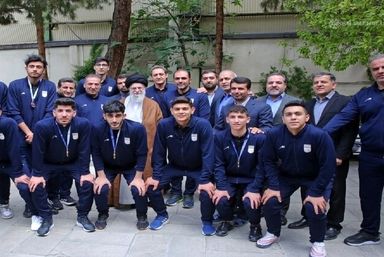 The Leader of Islamic Revolution received student volleyball team