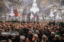 ادای احترام زائران و مجاوران امام رضا(ع) به شهید رئیسی