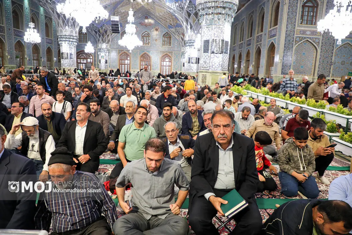ذکر دعا و توسل برای سلامتی رئیس جمهور و همراهان در حرم امام رضا (ع)