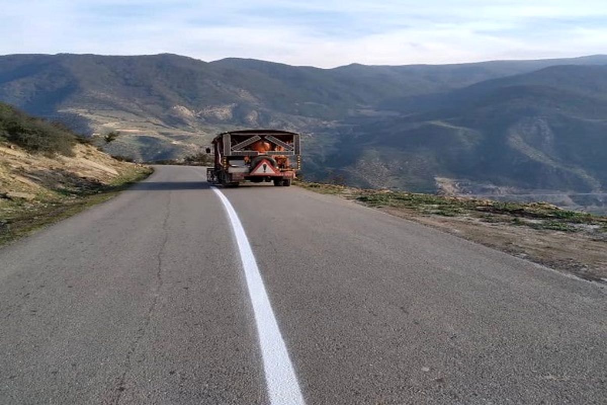 عملیات خط کشی در محورهای ارتباطی شهرستان محمودآباد انجام شد