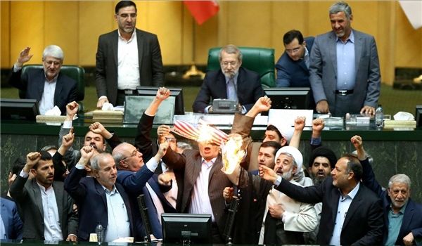 نمایندگان اصفهانی برجام و پرچم آمریکا را در مجلس به آتش کشیدند