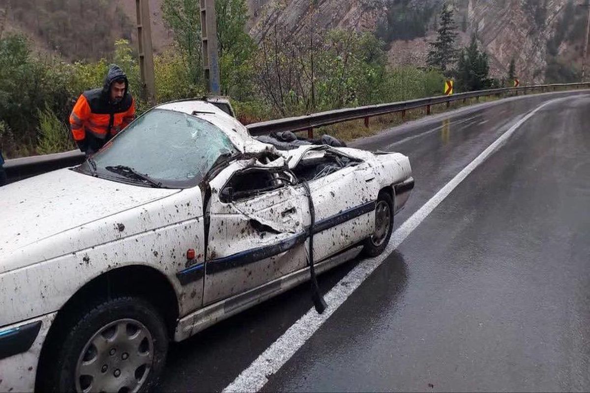 سقوط سنگ بزرگ روی خودرو در جاده قدیم چالوس