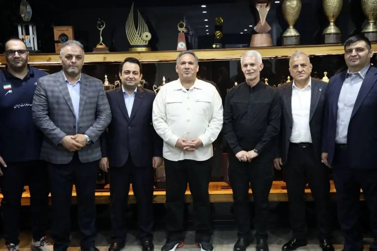 رئیس کمیسیون اقتصادی مجلس و مدیرعامل بانک صادرات ایران در اردوی ملیپوشان وزنهبرداری/ اهدای نشان ویژه فدراسیون وزنهبرداری به محسن سیفی به پاس حمایت از قهرمانان کشور