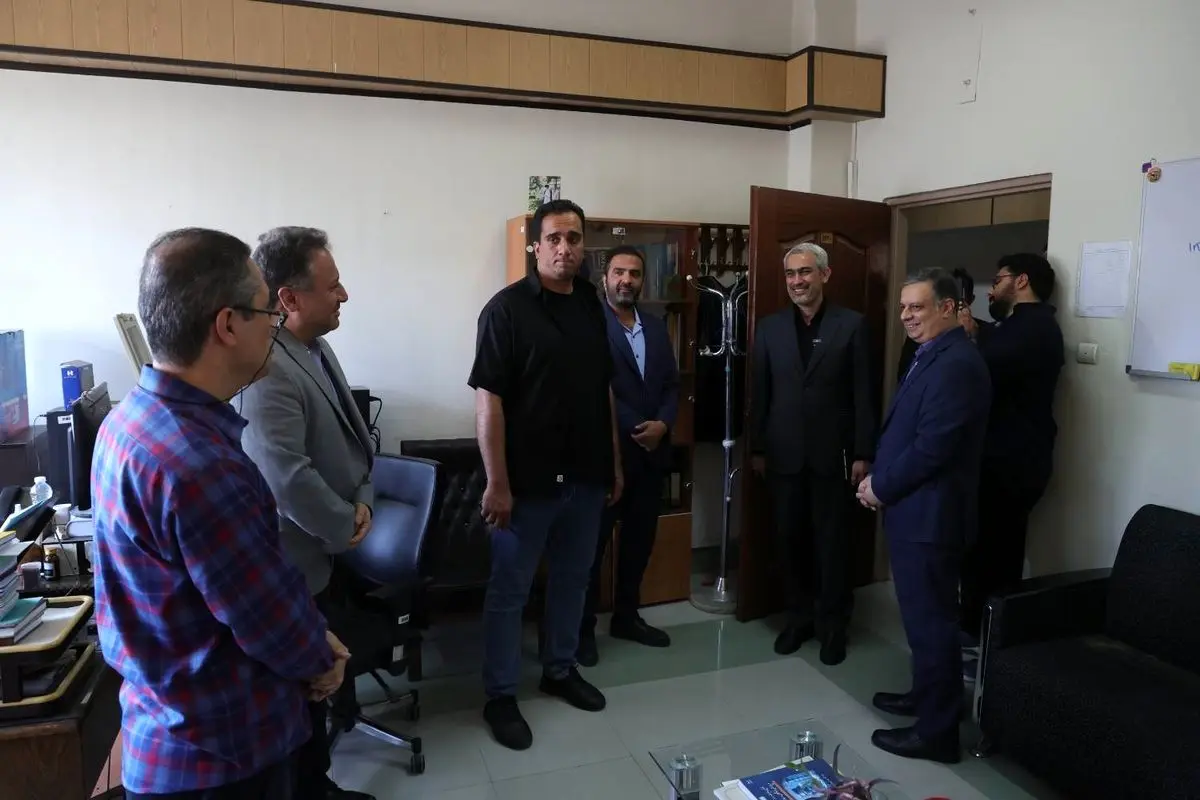 بازدید وزیر امور اقتصادی و دارایی از بخشهای مختلف وزارت اقتصاد