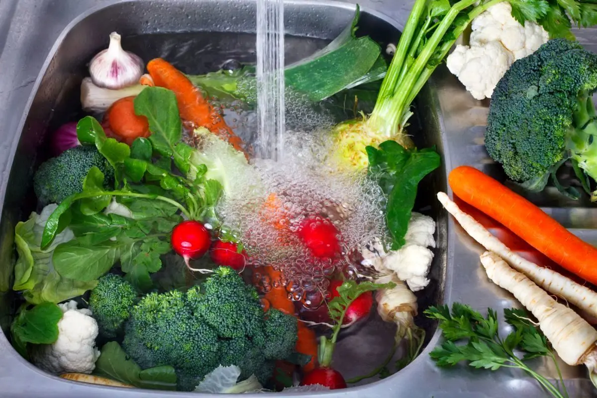 نکات ریز و درشت برای شستن سبزیجات و میوه برای خانمهای خانه دار | اگه اینطوری نشوری اصلا تمیز نمیشن!